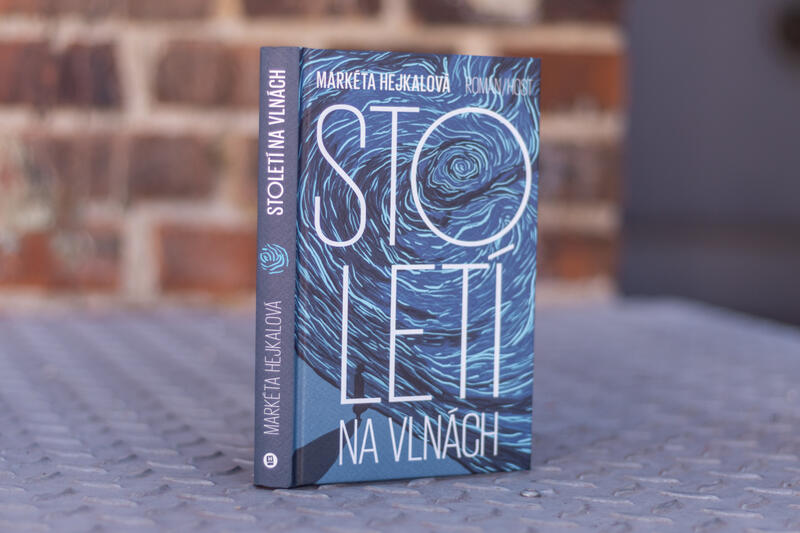 Století na vlnách — fiktivní příběh, který jde proti proudu času
