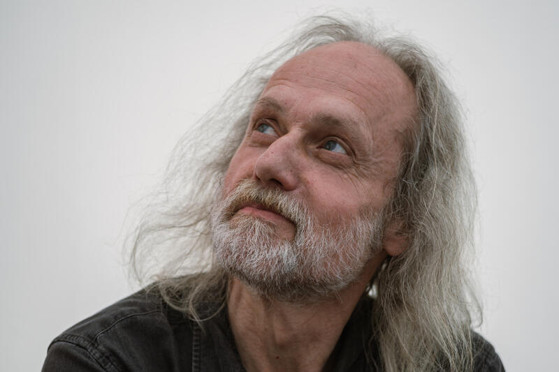 A do hledáčku napsal Hru. Petrovi H. k šedesátinám