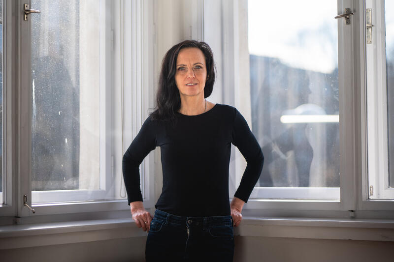 Petra Dvořáková o knize Rány: „Chtěla jsem rozbít iluzi, že se má zlaté dítě v narcistické rodině dobře.“