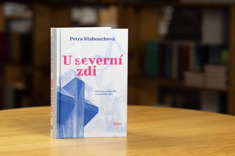 Tragédii Ďáblického hřbitova jsme třicet let od revoluce ignorovali. Je čas o ní konečně mluvit.