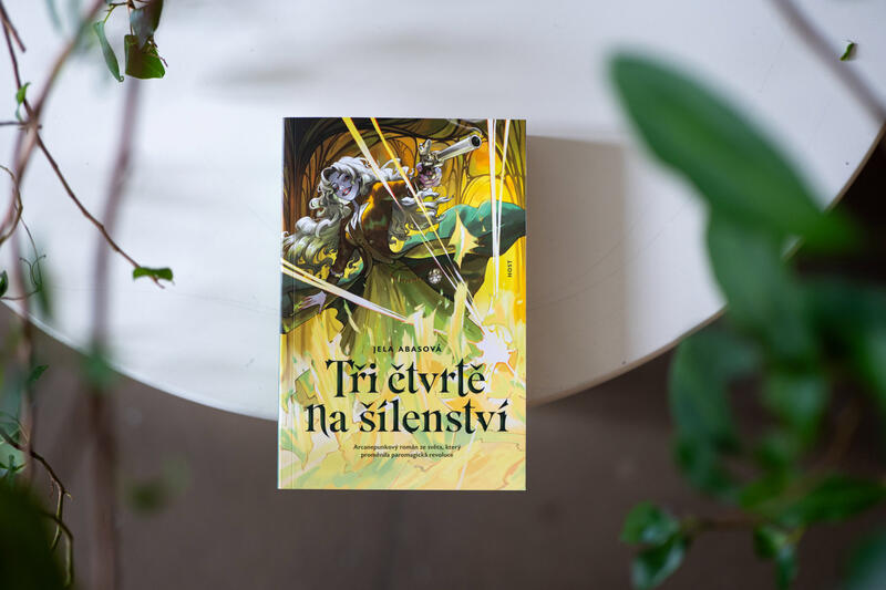 „Už dlouhou dobu píšu střídavě v obou jazycích,“ říká autorka románu Tři čtvrtě na šílenství Jela Abasová