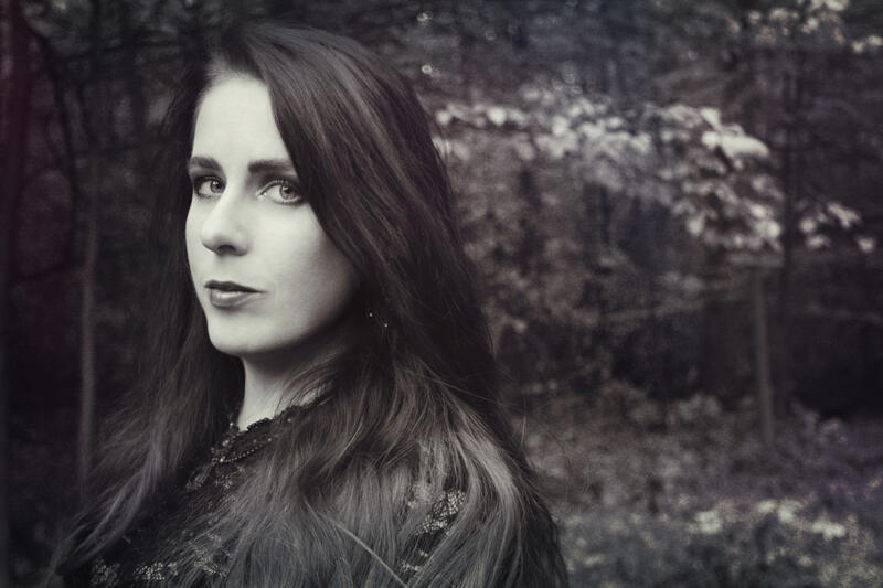 „Myslím si, že pro spousty lidí je fantastika oddychové čtivo, ale já to tak úplně nevnímám,“ říká Petra Slováková, autorka young adult trilogie zasazené do kulis temné Ostravy