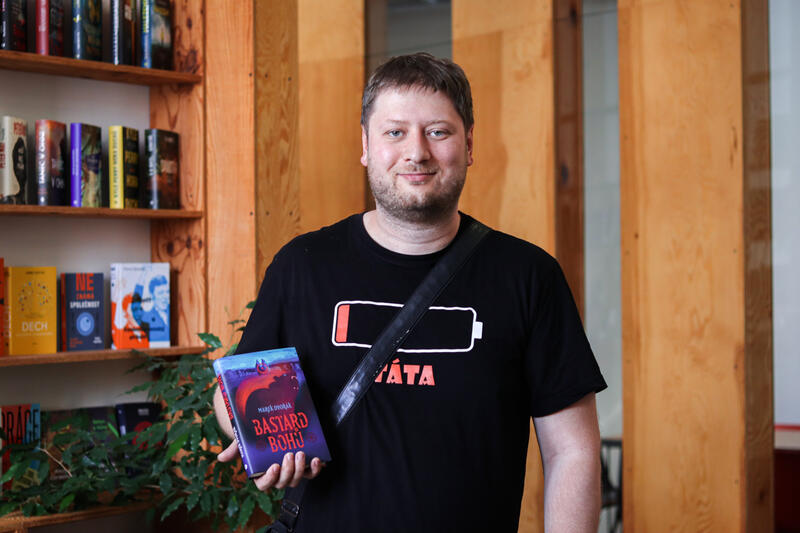 Můj svět, to je i spousta sarkastických vtipů a ironie bez ohledu na závažnost situace