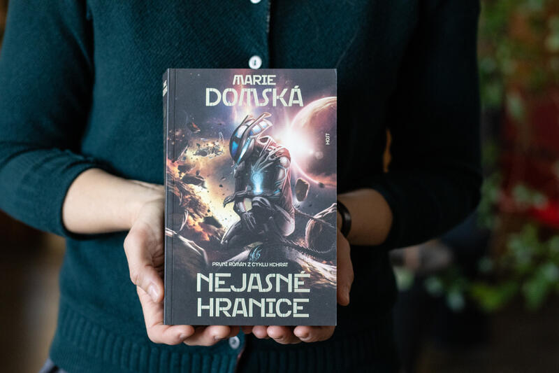 „Kchrat a jeho kultura nejsou o nic dokonalejší než lidé. To zrcadlo je vzájemné,“ vysvětluje Marie Domská