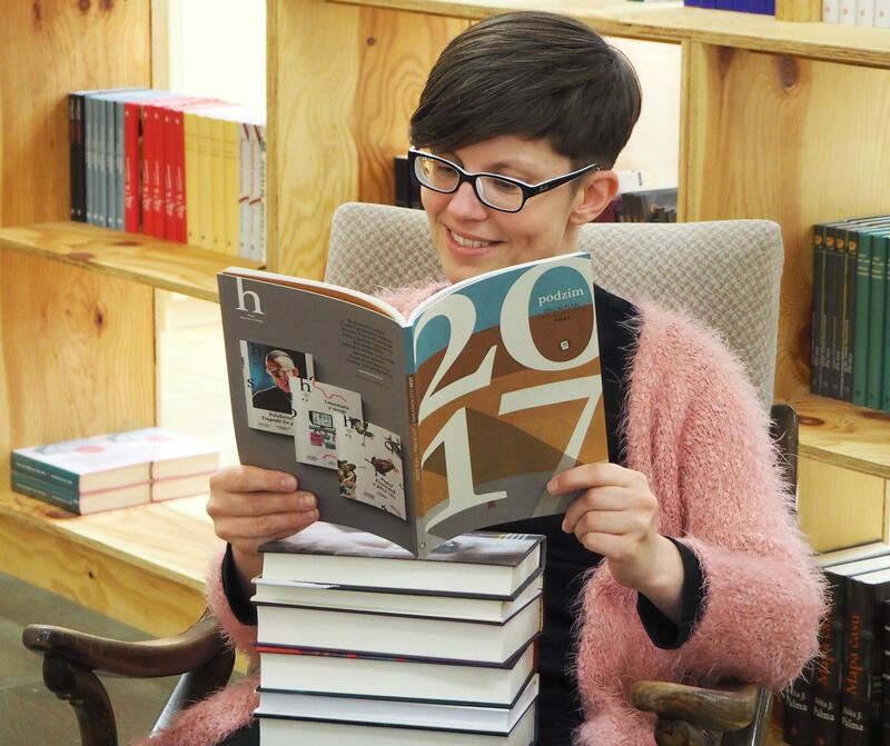 I redaktorka dětské literatury čte dospělácké knihy