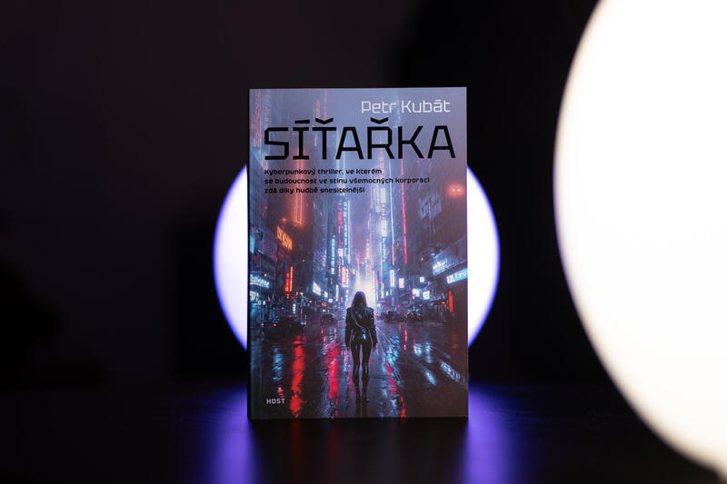 „Naše éra je kyberpunku velmi podobná, jen postrádá ten cool faktor,“ říká autor sci-fi románu Síťařka Petr Kubát