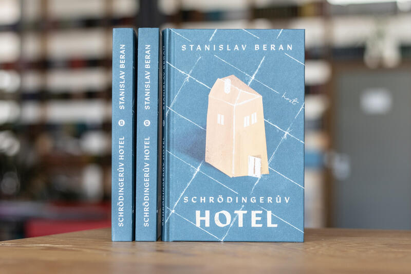 Jsou povídky stále v kurzu? Nová sbírka Stanislava Berana Schrödingerův hotel si pozornost jistě zaslouží.