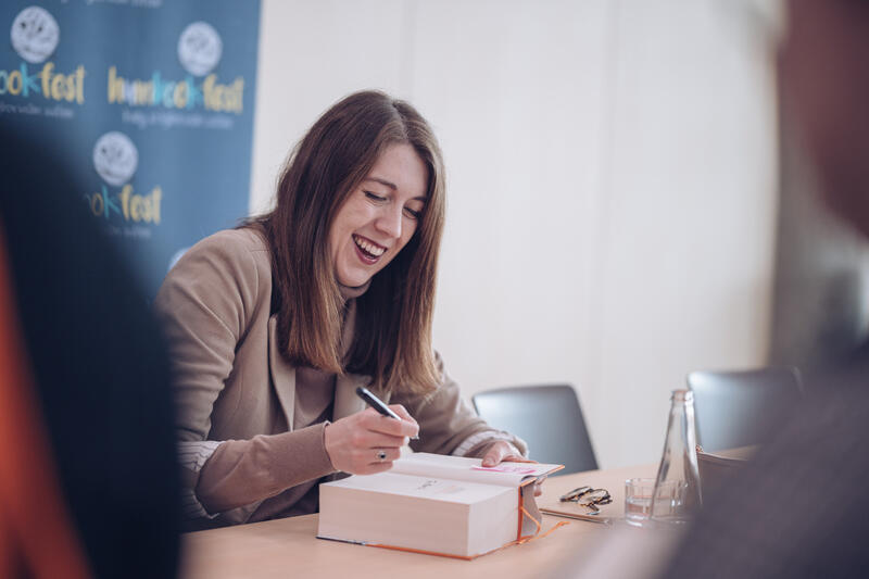 „Naučila jsem se, že psaní vyžaduje svůj čas,“ říká Samantha Shannonová