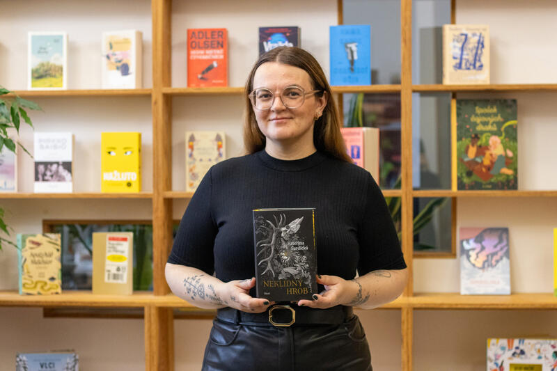„Občas záměrně zavírám oči a nechám se unášet příběhem,“ říká autorka románu Neklidný hrob Kateřina Šardická