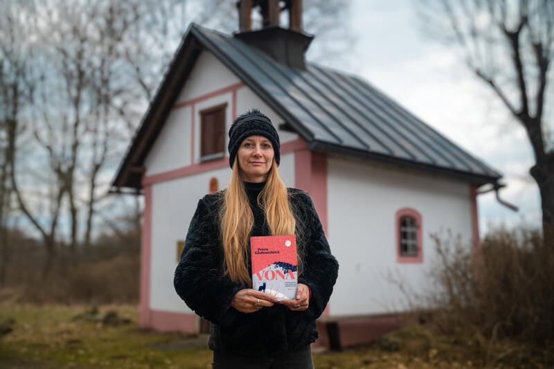 Lidi, nekojte děti spolu s vlky! Černé i humorné povídání s Petrou Klabouchovou o mrazivém románu Vona